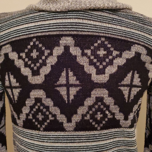 Beautiful Gray/Black/Green RUE21 Sweater Sz XS - Picture 6 of 7